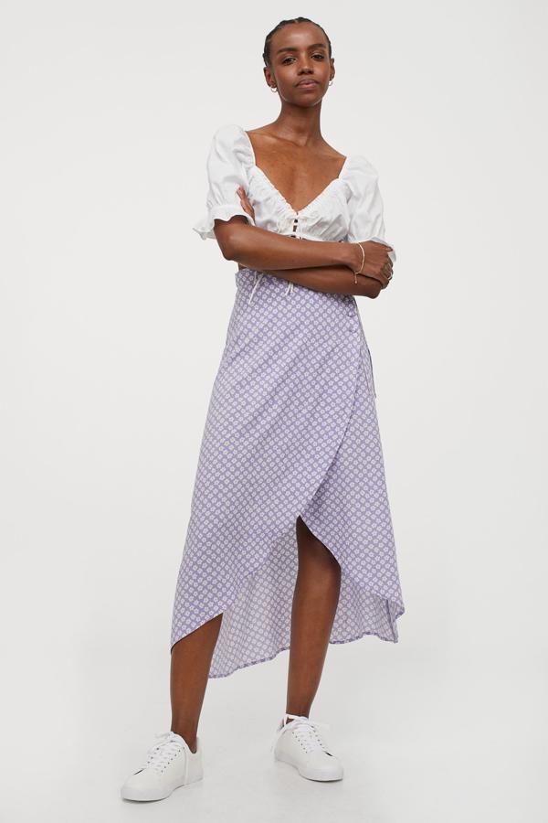 Disponible en lila, negro o verde caqui, esta falda midi cruzada con tiras anudadas en un lateral tiene un precio de 14,99 euros.