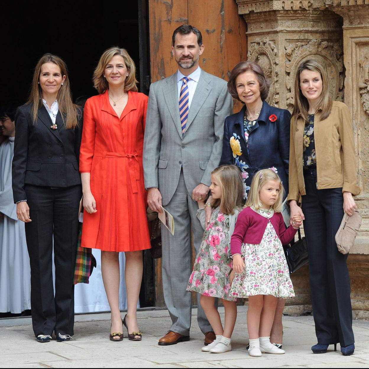 No existe ninguna foto en la que aparezcan todos los hermanos en un evento público, juntos y sonrientes desde antes de 2017. Esta imagen es de 2011. Si quieres ver los mejores looks de Letizia desde que es reina, pincha en la foto