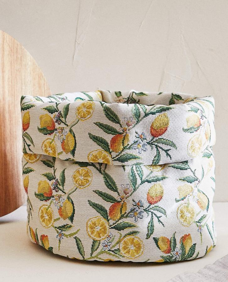 Esta panera de algodón con estampado de limones en jacquard está rebajada y ahora tiene un precio de 12,99 euros (antes 17,99 euros.)