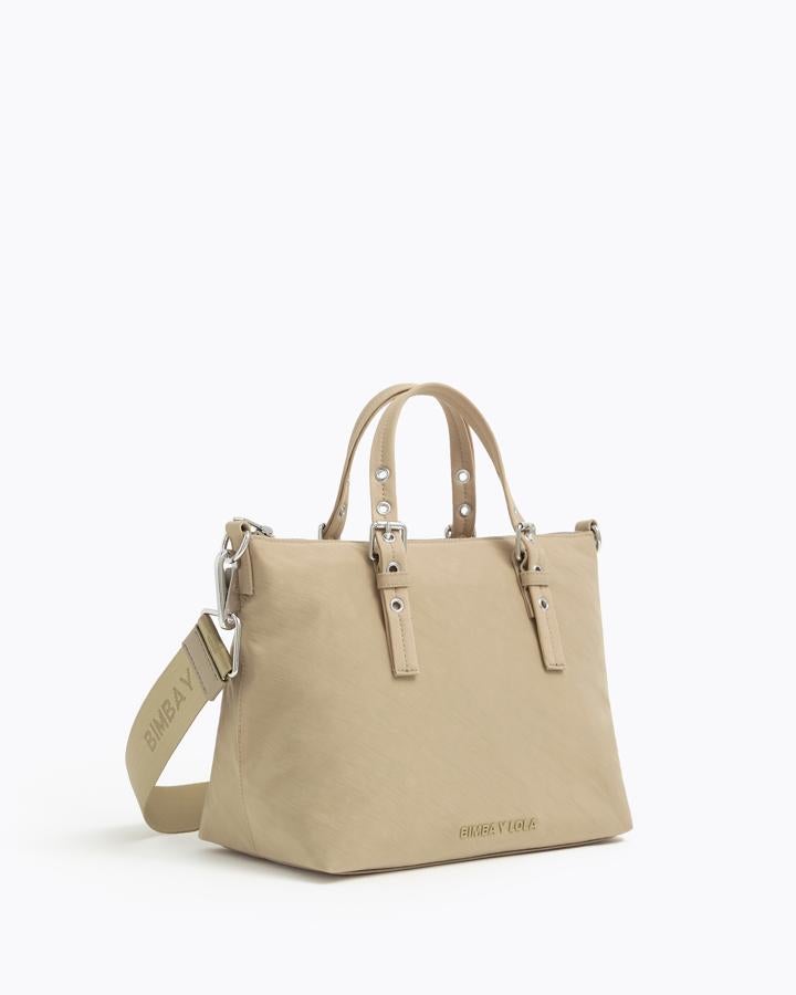 Bolso tote de nylon natural en color beige (rebajado de 135 a 81 euros).