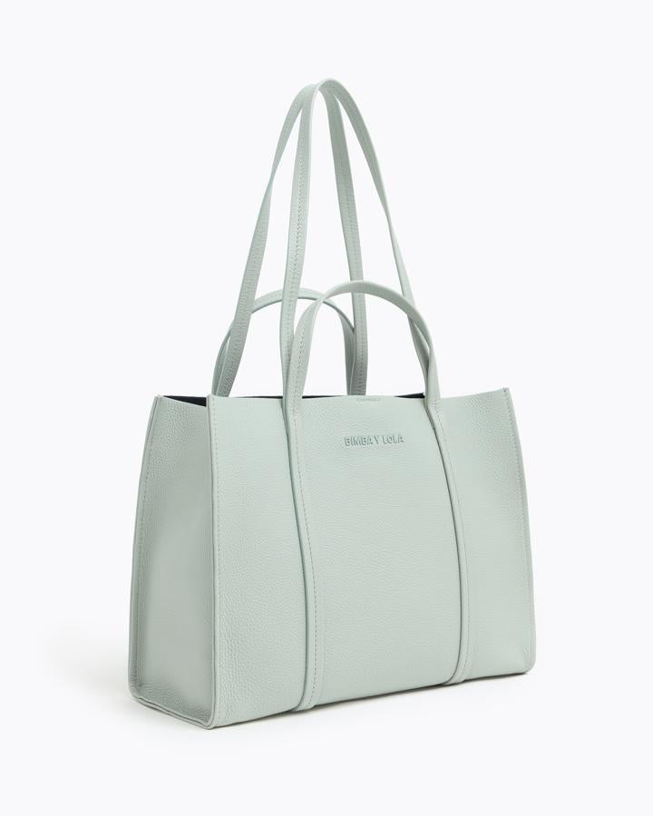Bolso shopper en verde pastel (rebajado de 275 a 165 euros).