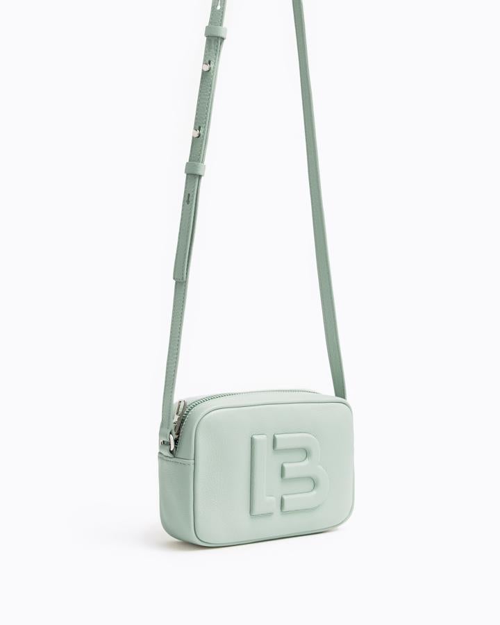 Bolso bandolera de piel en verde pastel (rebajado de 185 a 92 euros).