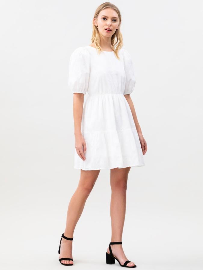 Disponible en blanco o en verde, este vestido bordado corto con mangas abullonadas tiene una abertura en la parte trasera y está confeccionado en 100% algodón. Tiene un precio de 9,99 euros (antes 17,99 euros).
