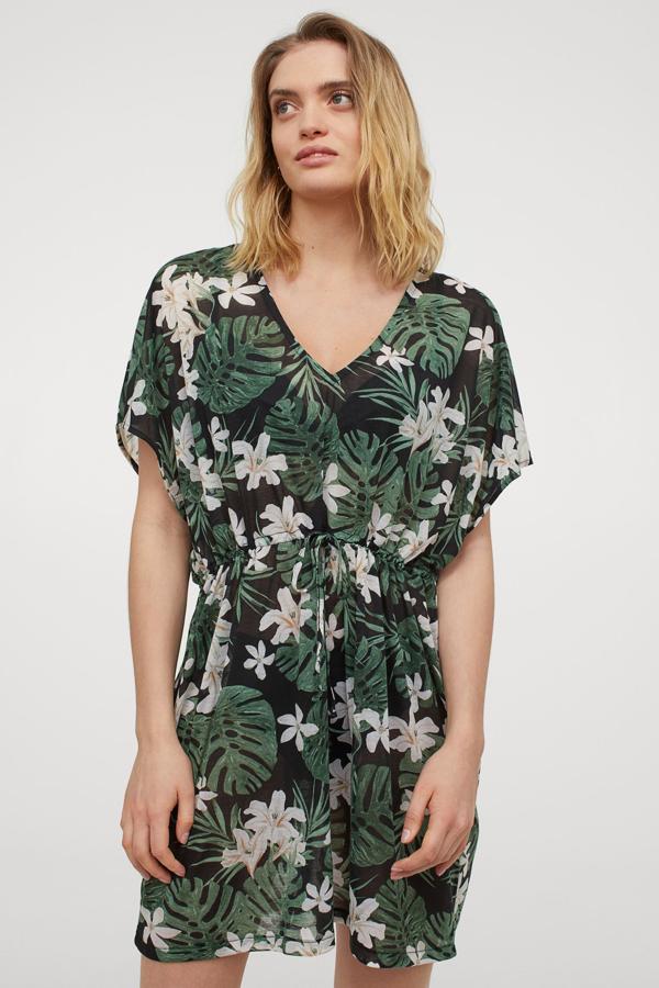 Disponible en varios colores, este vestido caftán corto en negro con estampado floral en tonos verde cuenta con escote de pico, mangas japonesas y cordón ajustable en la cintura. Tiene un precio de 9,99 euros.