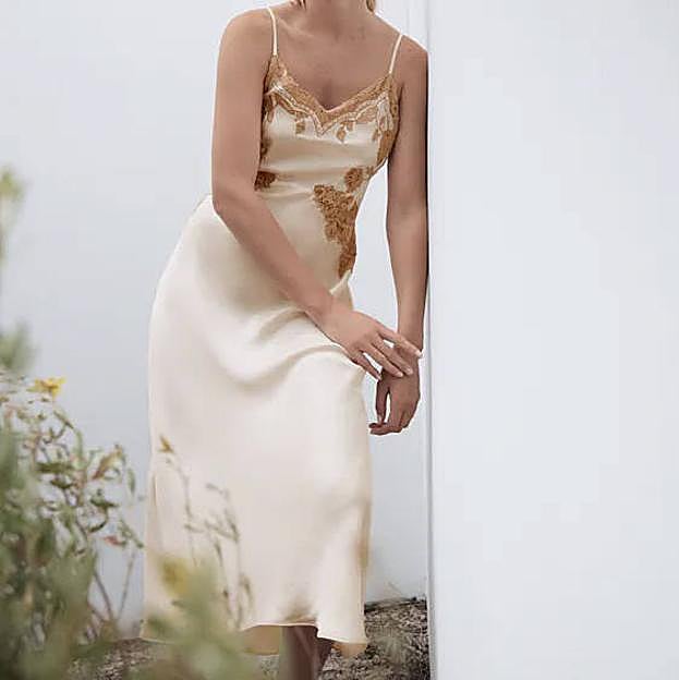 Algunas tallas del vestido de Zara ya están agotadas en la web