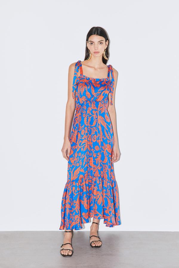 Vestido de tirante en color azul con estampado naranja (rebajado de 29,99 a 19,99 euros).
