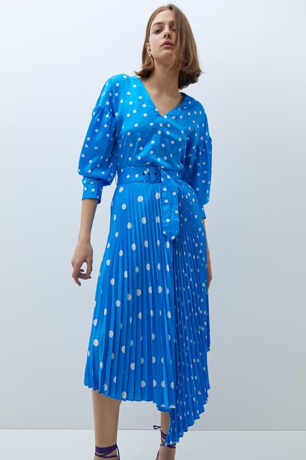 Vestido midi azul de lunares con falda plisada (rebajado de 39,99 a 19,99 euros).