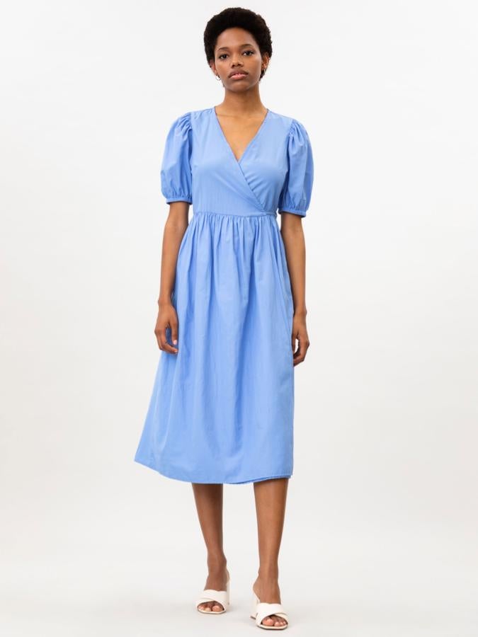 Disponible en azul o blanco, este vestido largo cruzado de manga corta y escote de pico tiene un precio de 9,99 euros (antes 15,99 euros).