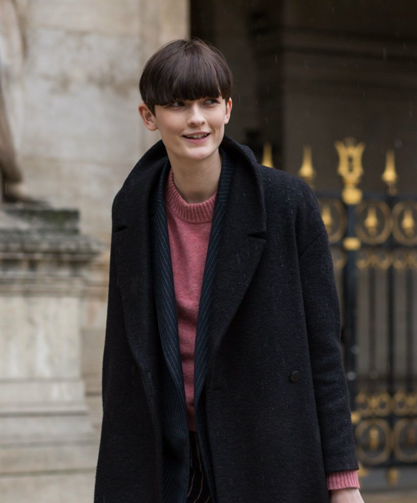 Seguro que recuerdas el corte page y ahora tendrás que aprender el estilo tazón. Estamos seguras que habrás visto este corte en imágenes de familiares e incluso de tu propia infancia. Este tipo de corte se caracteriza por ser muy gradual, tener un flequillo y que se peina con las puntas hacia adentro. 