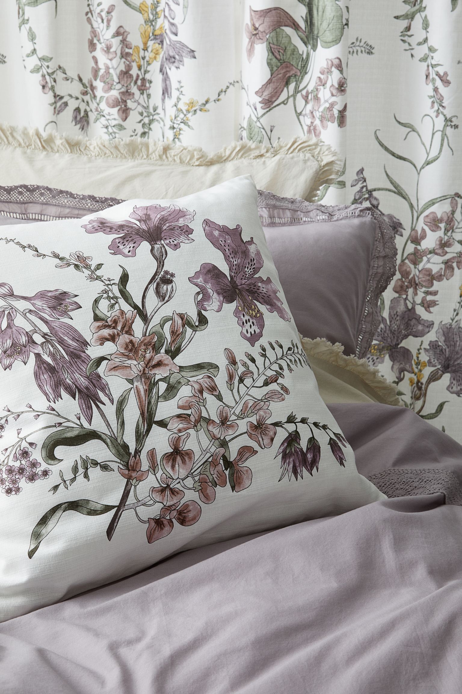 Este cojín con estampado floral, perfecto para dar un toque muy romántico al salón o al dormitorio. Está rebajado a 6.99 euros en H&M.