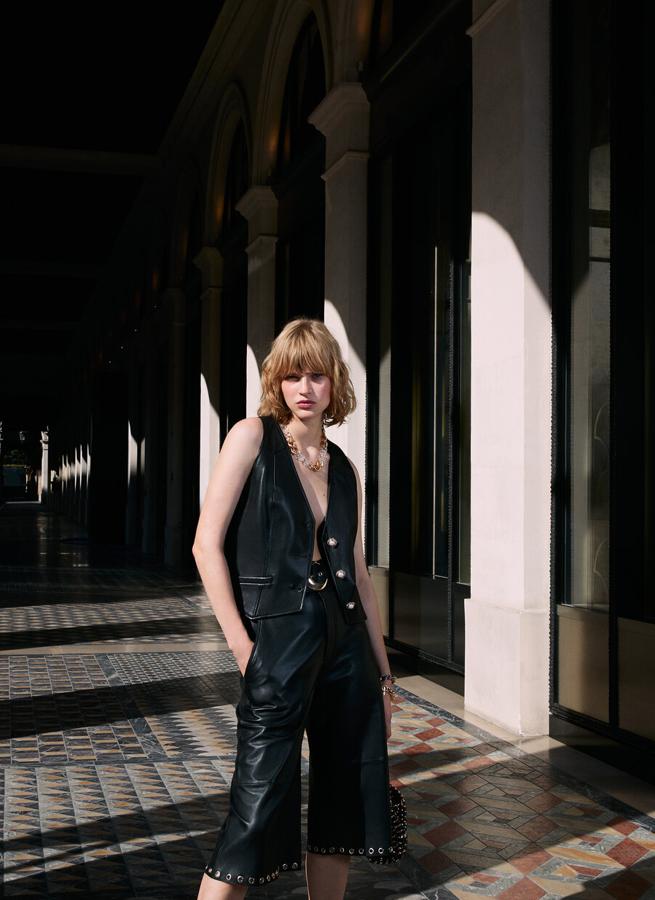 Confeccionado en piel de alta calidad curtida utilizando prácticas más sostenibles, este chaleco de piel con detalle de botones fantasía y bolsillos laterales al bies con costuras vistas tiene un precio de 159 euros y está disponible en las tallas S, M y L. 