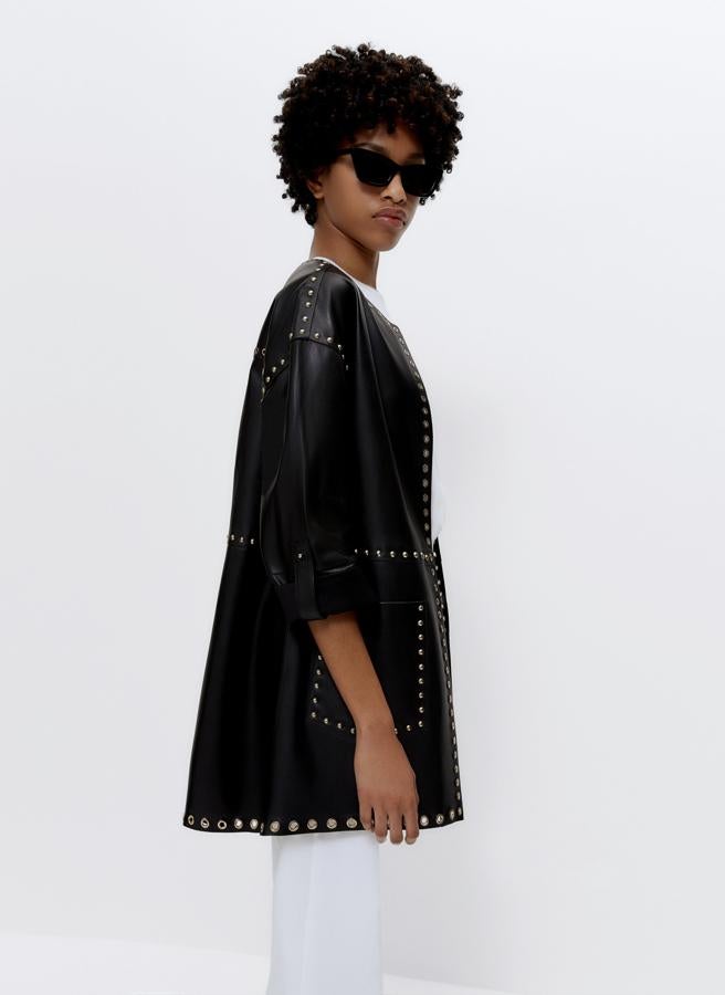 Ideal para llevar sin nada debajo, esta sobrecamisa de escote redondo y manga larga viene con automáticos en las mangas que permite realizar dobladillo y dejarlas en tres cuartos. Con tachuelas metálicas en dorado y ollados, bolsillos de plastrón laterales y cierre de snaps ocultos, podemos encontrarla entre las tallas S y XL por 259 euros.