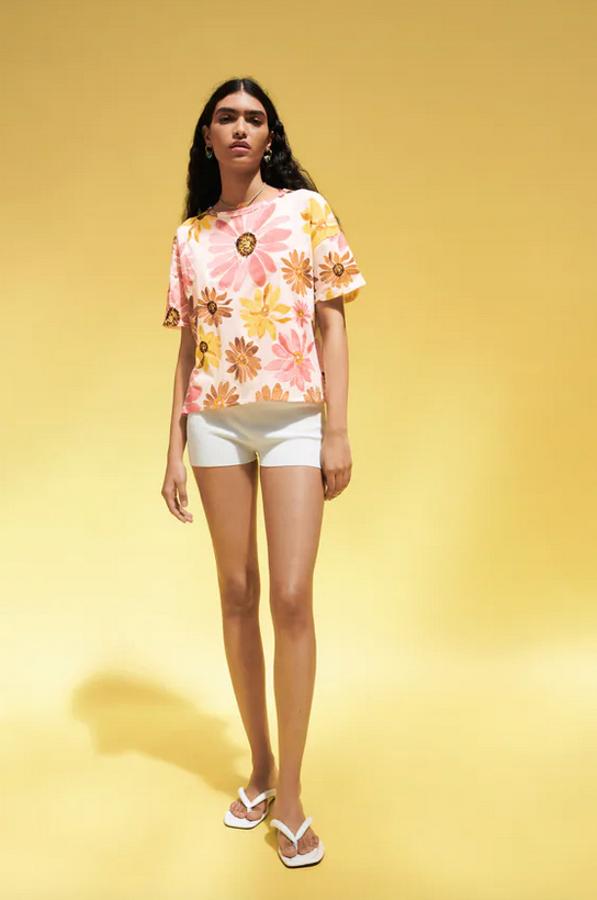 No hay mejor comodín para un look convencional que una camiseta estampada y esta de Zara con cuello redondo y manga corta cuesta solo 5,95 euros y podemos encontrarla en las tallas S, M y L. 
