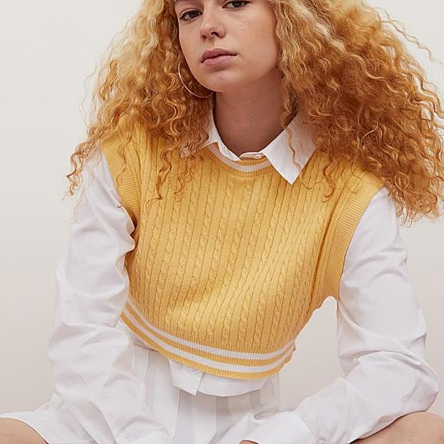 Falda de tablas y top de punto de la colección tenis de H&M.