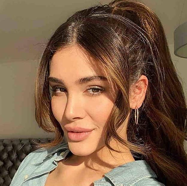 La coleta noventera ha vuelto para convertirse en el peinado más favorecedor de la temporada