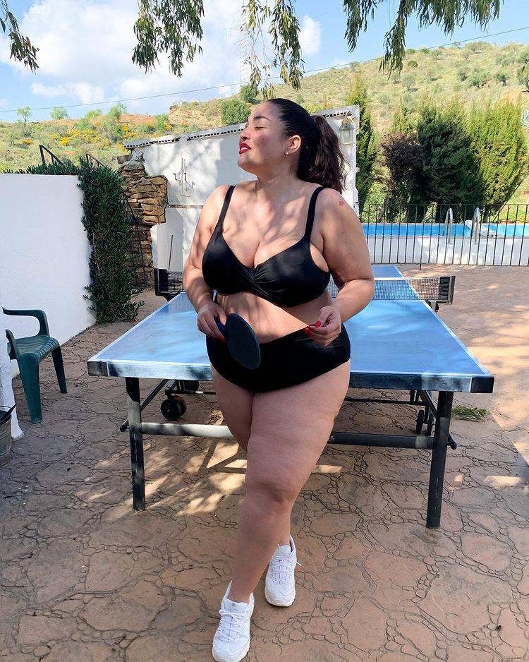 Un bikini o bañador de corte clásico y color neutro es la opción más sabia en la que invertir. Es un básico atemporal que siempre sienta bien y conjunta con cualquier estilismo de playa. ¡No olvides tus gafas de sol!