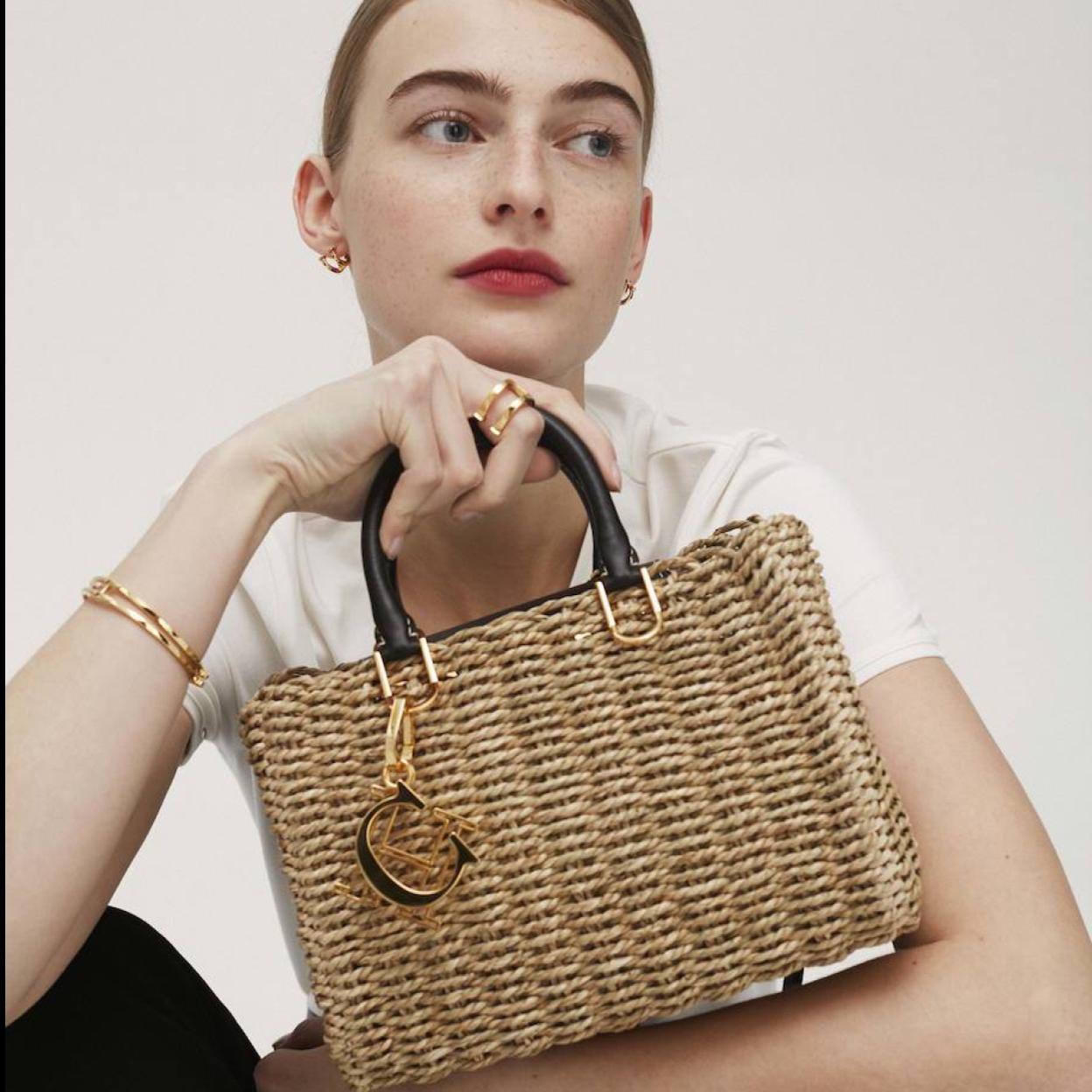 Bolso Duchess de rafia vegetal trenzada de la colección Seagrass, de CH Carolina Herrera