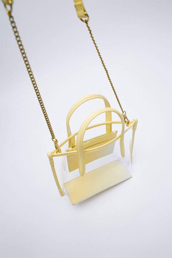 Bolso doble transparente y acolchado en color amarillo de Zara (25,99 euros) 