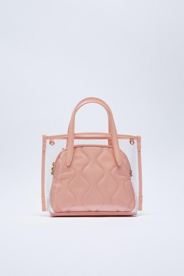 Bolso trasnparente en color rosa de Zara (25,99 euros)