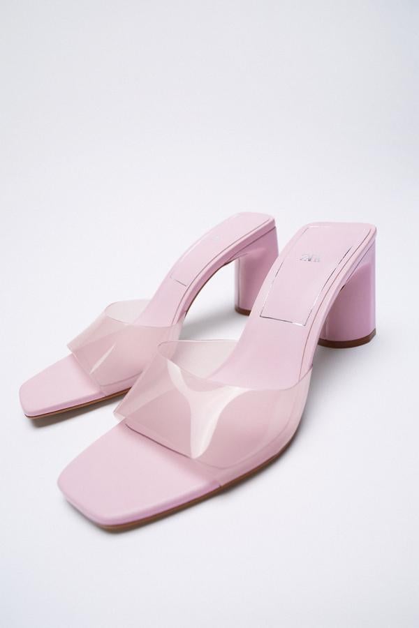 Sandalias de vinilo en color rosa de Zara (35,99 euros)
