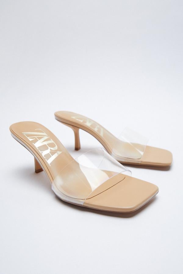 Sandalias en color beige con tacón medio de Zara (25,99 euros)