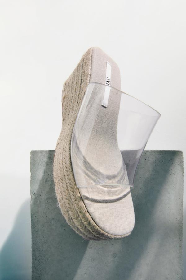Sandalias con cuña de esparto de Zara (29,99 euros)