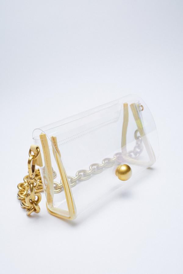 Bolso trasnparente en color amarillo y dorado de Zara (22,99 euros)