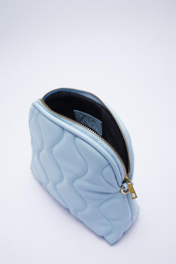 Bolso acolchado en color azul de Zara (25,99 euros)