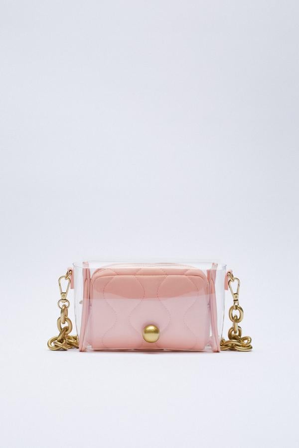 Bolso trasnparente acolchado en colro rosa de Zara (22,99 euros) 