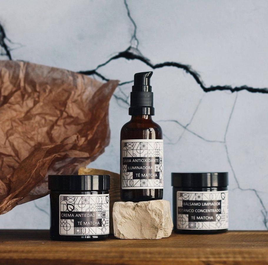 Este ritual está compuesto por bálsamo limpiador, savia iluminadora y crema antiedad. Su componente principal es el té matcha, un ingrediente de origen asiático con propiedades antioxidantes y calmantes que suaviza, regenera y tersa la piel con efecto instantáneo. Además, este ritual es apto también para hombres. (Ritual completo 99 euros).