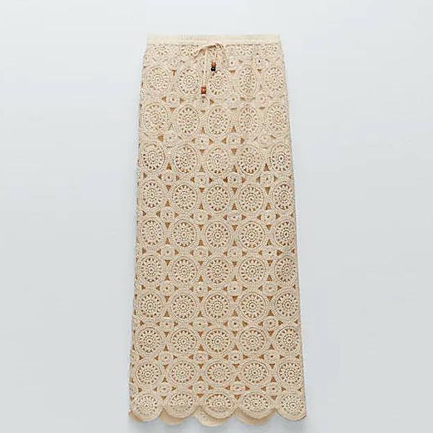 La falda es de color arena