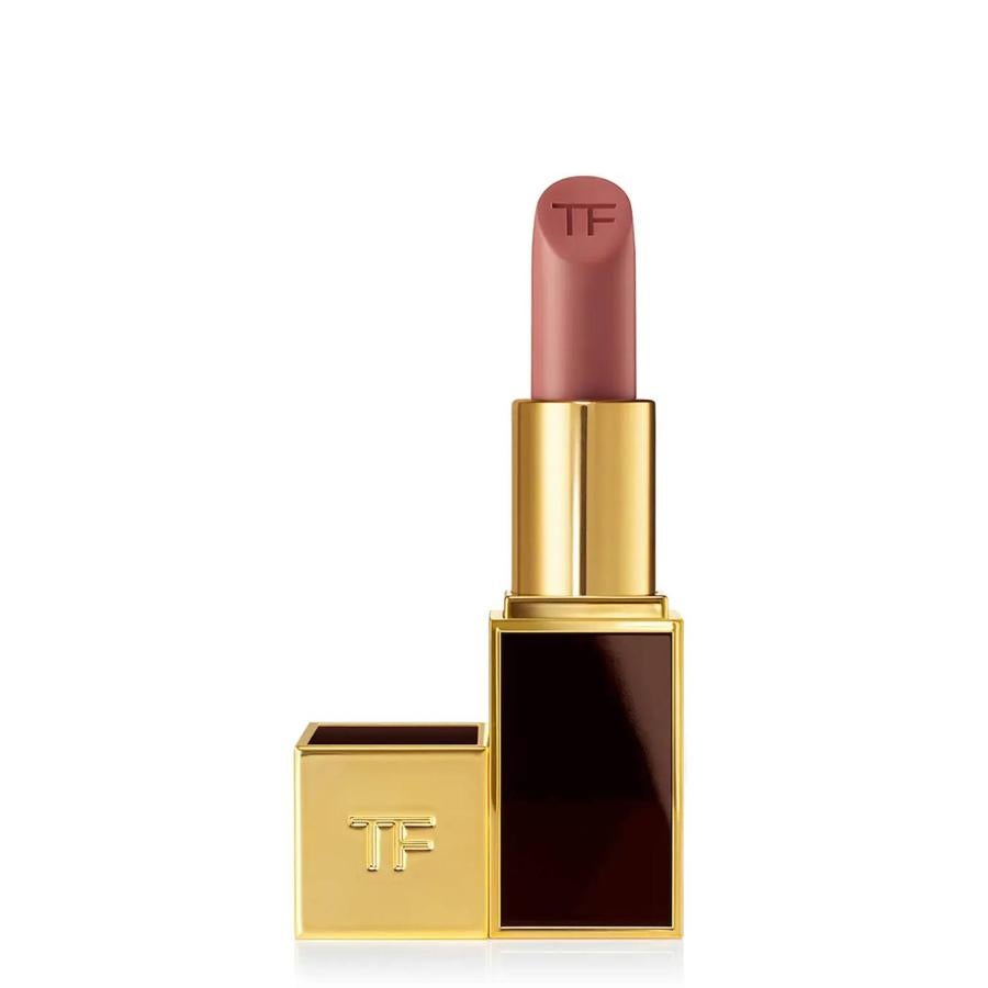 Específicamente los tonos 'Indian Rose' y 'Blush Nude'. Este labial es un superventas icónico con acabado ligeramente satinado, de buena cobertura y con efecto labios gruesos.
