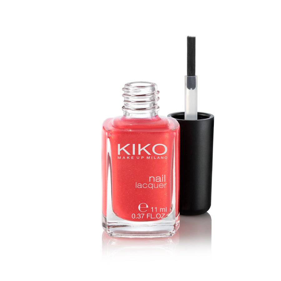Los pintauñas de Kiko siguen siendo un básico para cualquier experto o profesional de las uñas, por la versatilidad en colores. Tenemos que recalcar que todos los esmaltes de Kiko tienen reflejos multicolor.