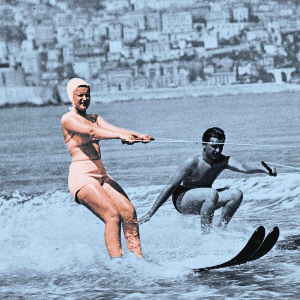 La princesa Antoinette de Mónaco con su hermano Rainiero y Grace Kelly. La relación entre ambas mujeres fue muy conflictiva. Si quieres saber cómo se llevaba Grace Kelly con sus hijos, pincha en la imagen.