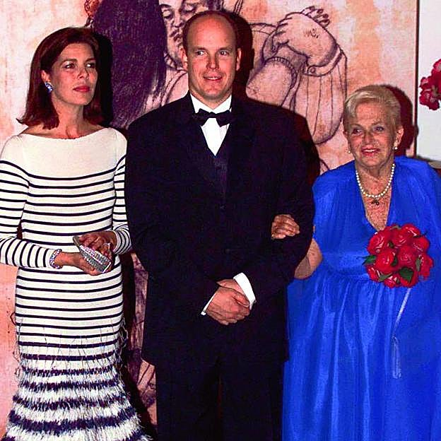Antoinette, del brazo de su sobrino Alberto y con Carolina de Mónaco en el Baile de la rosa