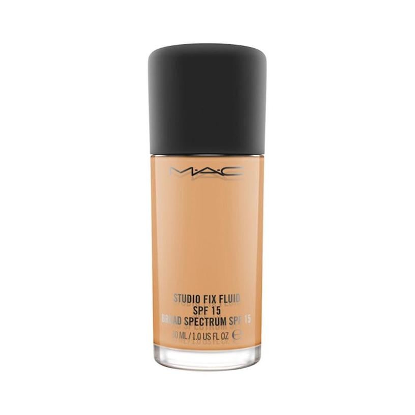 Una de las mejores bases para este verano según las beauty insiders es la Studio Fix de MAC Cosmetics. Los principales motivos son el acabado mate, recomendable para pieles grasas y para largas noches de verano. 58,95€
