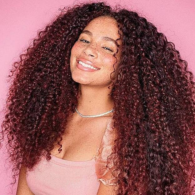 Mujer con pelo muy rizado