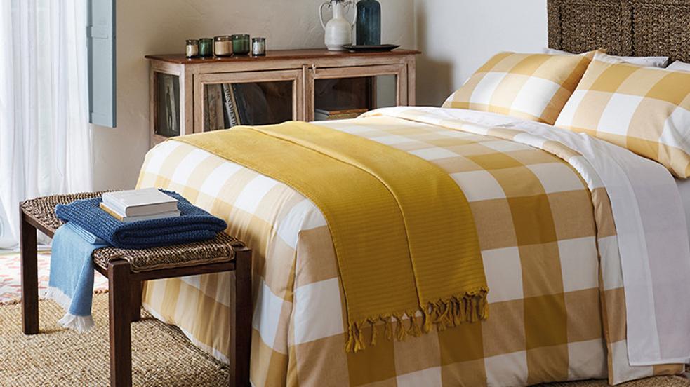 Dormitorio de verano con ropa de cama con estampado de cuadros de El Corte Inglés