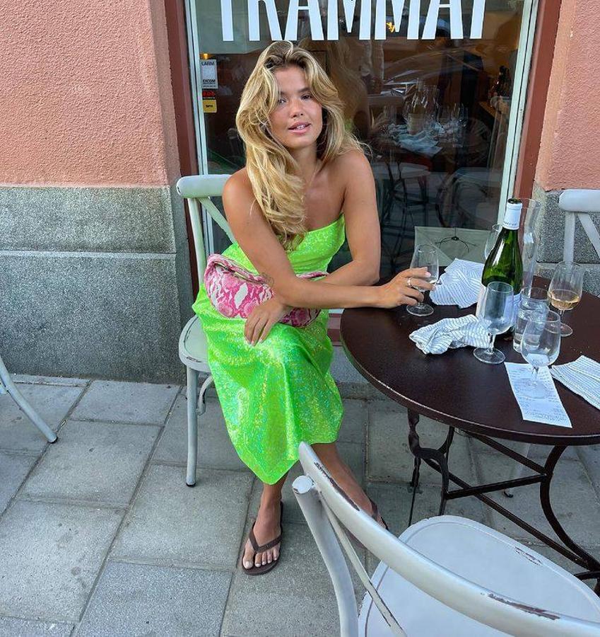¿Quién ha dicho que las lentejuelas son solo para la noche? La influencer sueca se decanta por las combinaciones eclécticas al estilo parisino y sorprende con un vestido sin mangas en un verde brillante, para el día. La formalidad la contrarresta con unas chanclas ¡Mundo atrevimiento!