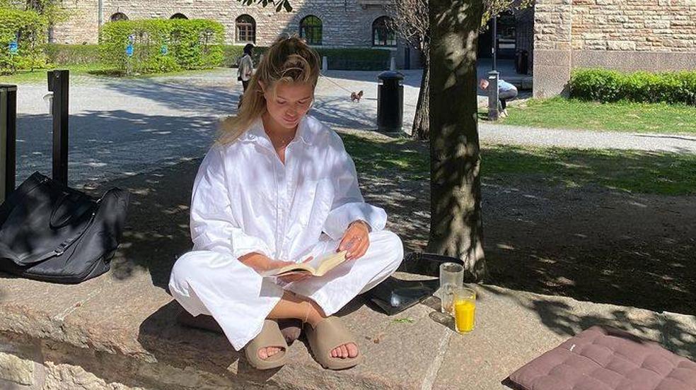 Un estilismo 'total white', con tejido cómodo, fino y suave, es ideal para el calor del verano