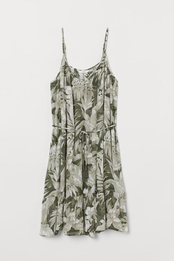 -Vestido caqui con estampado de hojas (rebajado de 19,99 a 9,99 euros).