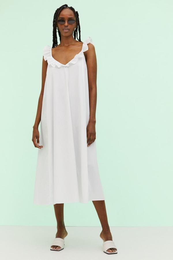 Vestido blanco midi con volantes (rebajado de 19,99 a 8,99 euros).