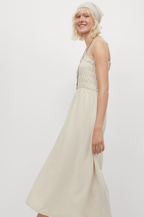 Vestido midi de tirantes con cuerpo fruncido (rebajado de 19,99 a 8,99 euros).