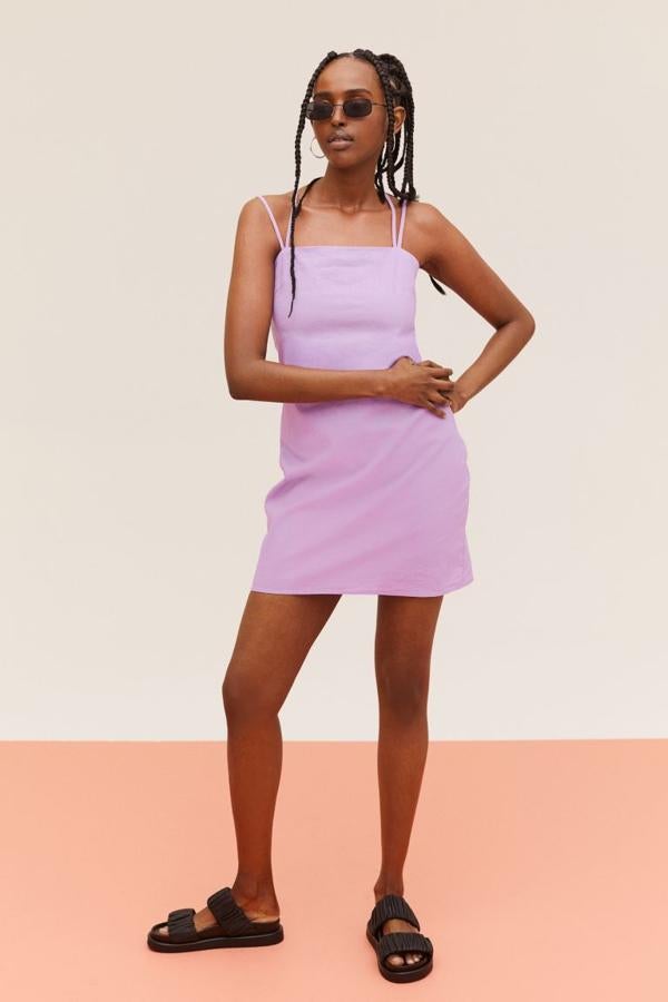 Vestido de lino y de tirantes en color lila (rebajado de 19,99 a 8,99 euros).