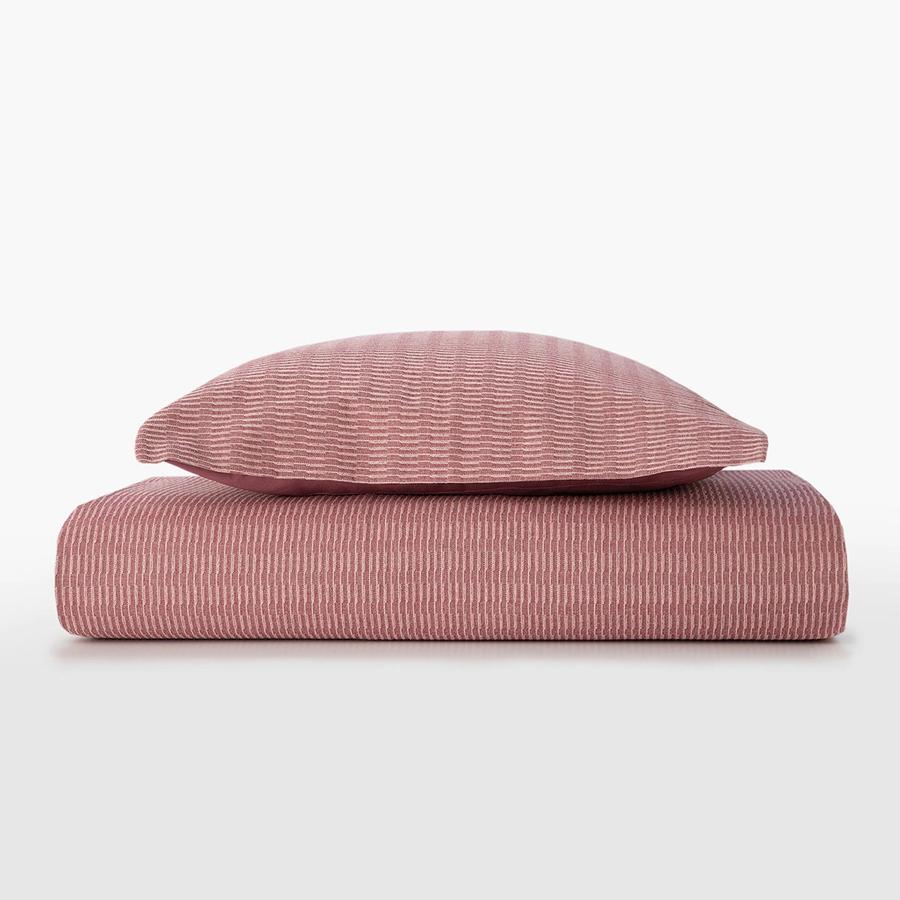 Los textiles de lino o de algodón 100% son los más recomendados para un buen descanso. Esta funda nórdica en color frambuesa cuenta con un diseño elegante, y además está elaborado en algodón. Cuesta 24,95 euros.