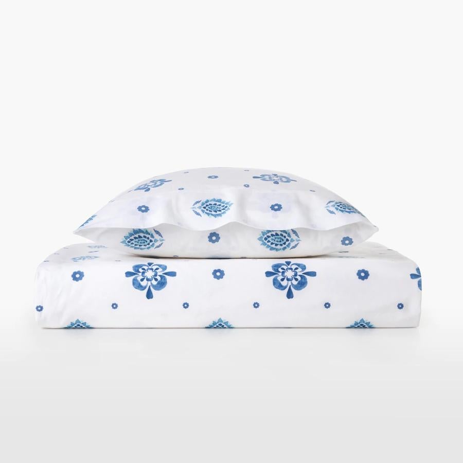 La mezcla de azul y blanco nos encanta, y más en verano. Añade un juego de funda nórdica como esta a tu dormitorio y dale ese plus mediterráneo a la habitación. Tiene un precio de 14,95 euros. 