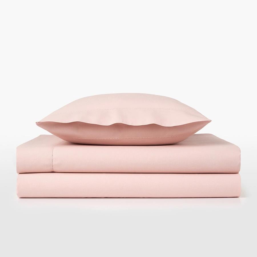 Este juego de sábanas con bajera, le dará un toque muy veraniego al dormitorio. Además cuenta con un tejido suave, transpirable y resistente. Cuesta 23,95 euros.