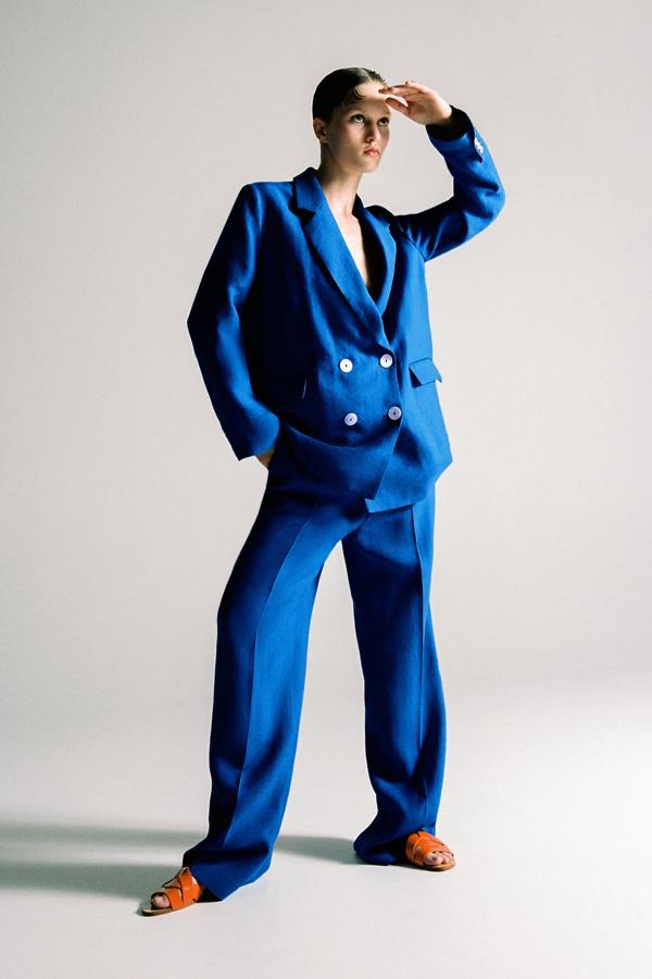 Las de color narananja combina con tonos con fuerza como el azul klein (25,99 euros). 