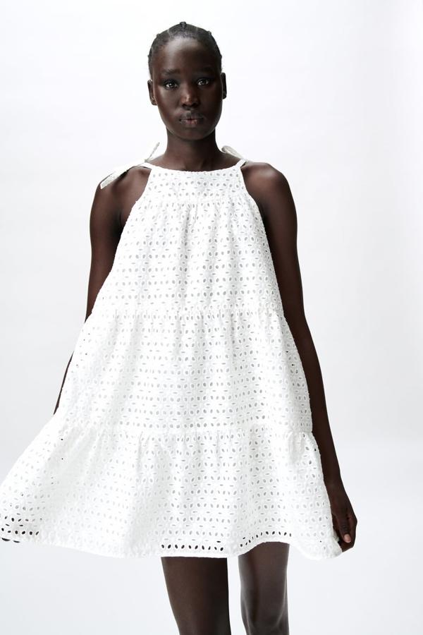 Mini vestido calado con escote halter de Zara (29,99 euros)