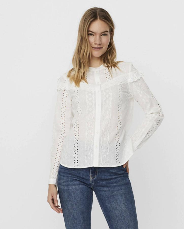 En El Corte Inglés puedes encontrar una camisa de Vero Moda con detalles calados y un volante en el pecho. Costaba 39,99 €, pero está rebajada a 14,99 €.